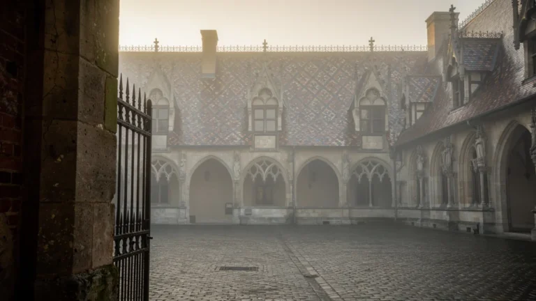 Vue matinale des Hospices de Beaune dans la brume, ambiance paisible et réaliste en haute définition